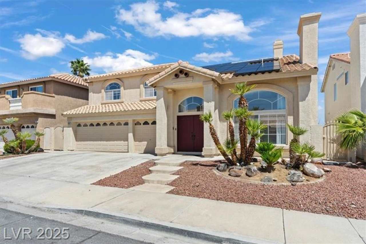 Beautiful 5 Bedrooms, 3 Bathrooms and 3 Car Garages