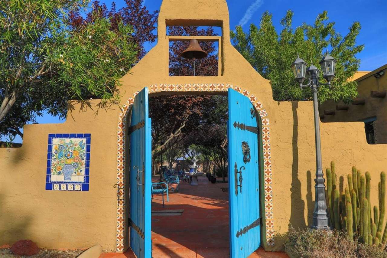 Garcia House: Fully Furnished, Wonderful Hot Tub, Spacious Fenced Outdoor Area, Pet-Friendly too!