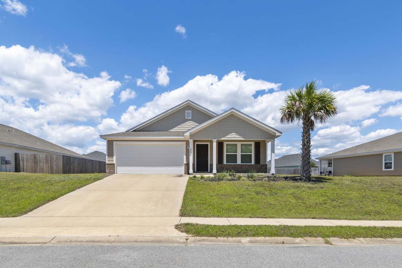Beautiful 4/2 home with NEW fenced yard