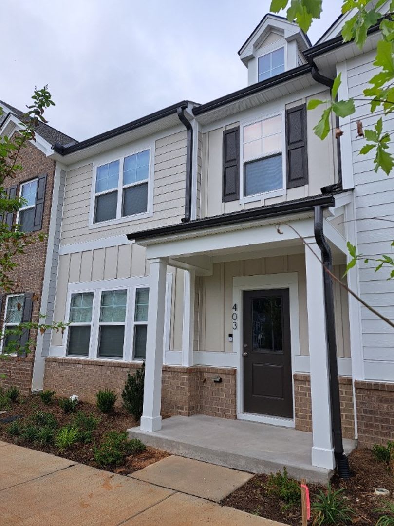 Charming 3 beds 2.5 baths in Fuquay Varina!
