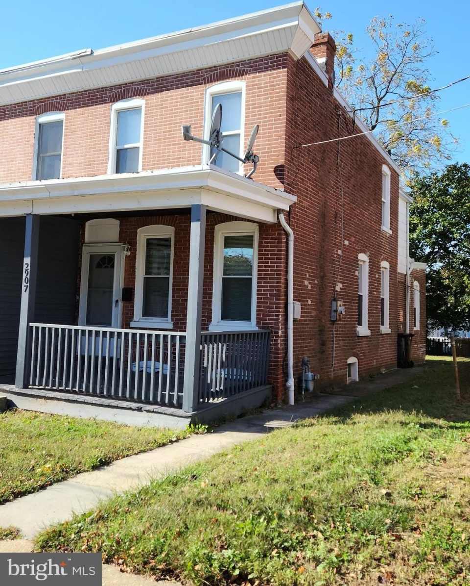 2907 N MADISON Street