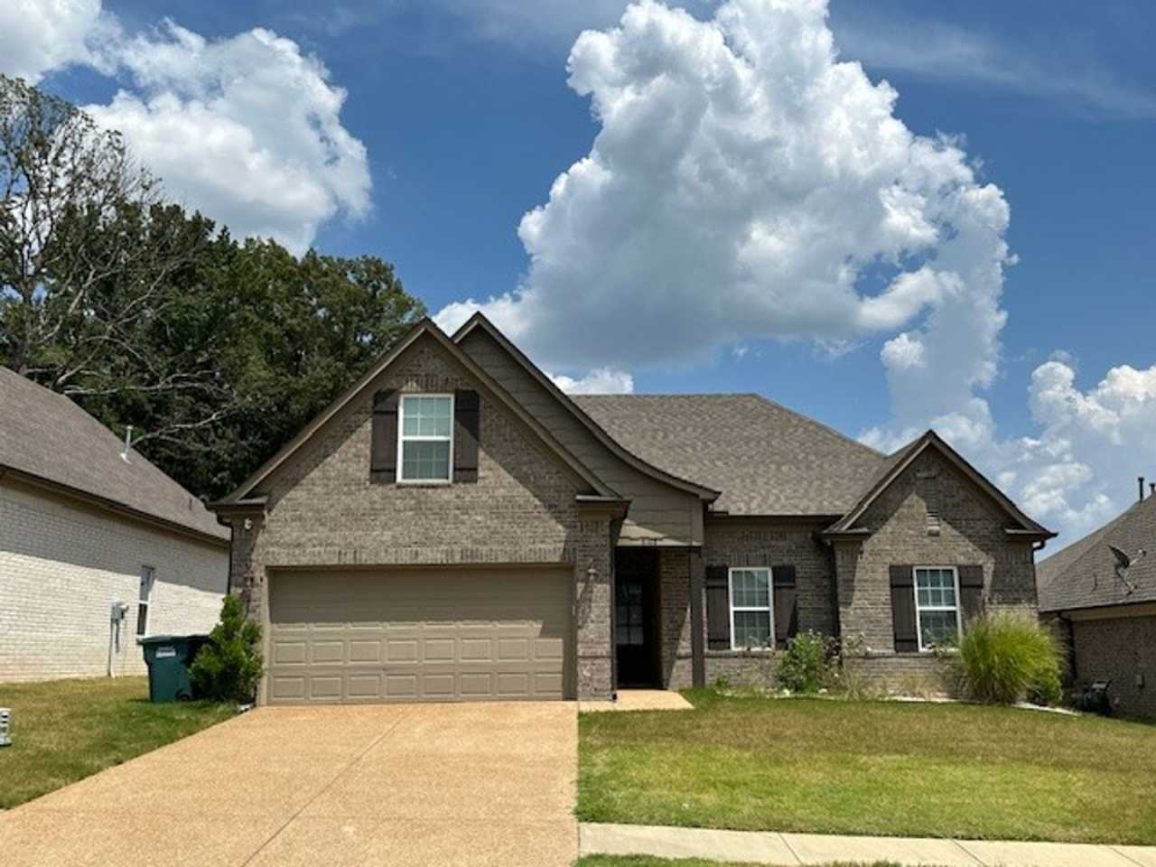 Available NOW in Southaven! Like New 3 BR/ 2 BA in Cherry Hill Subdivision