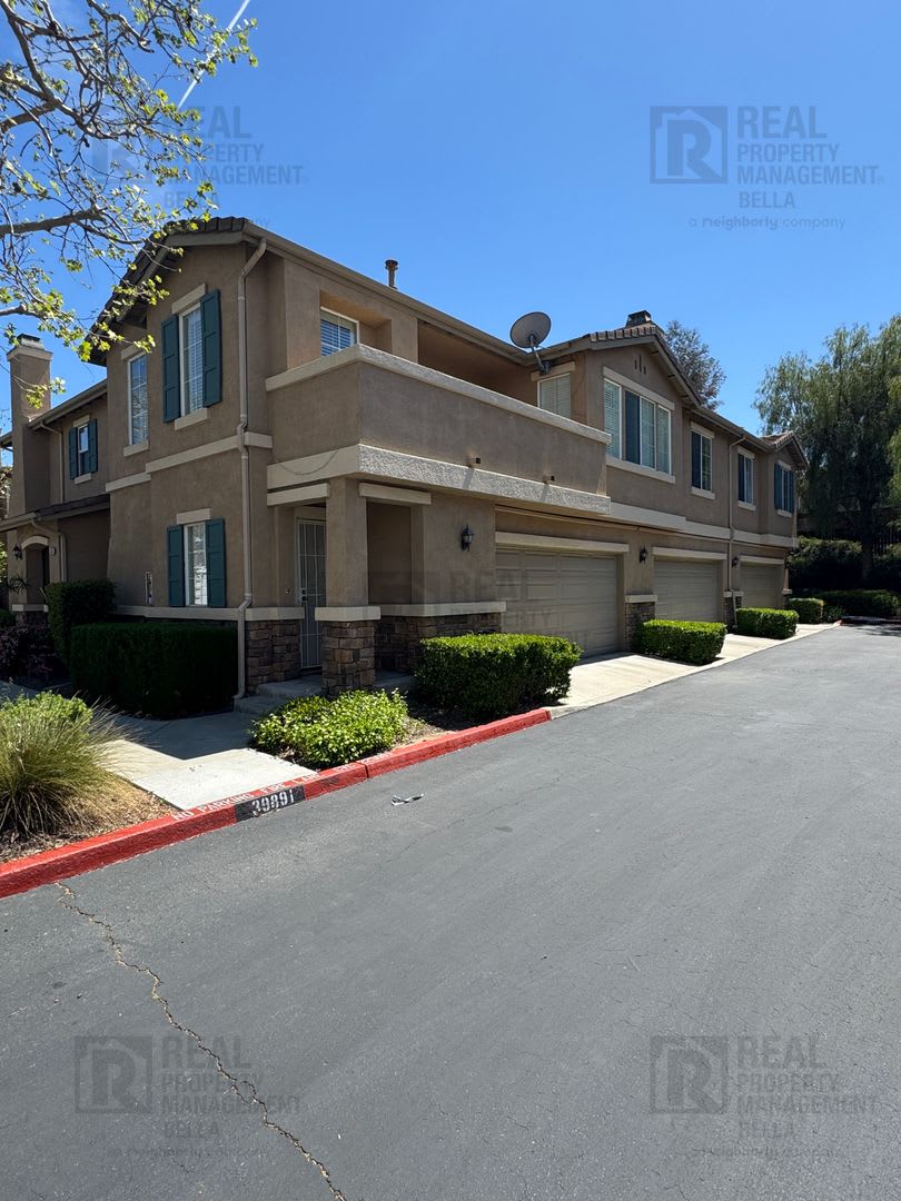 Charming End-Unit Condo with Modern Amenities in the Heart of Murrieta