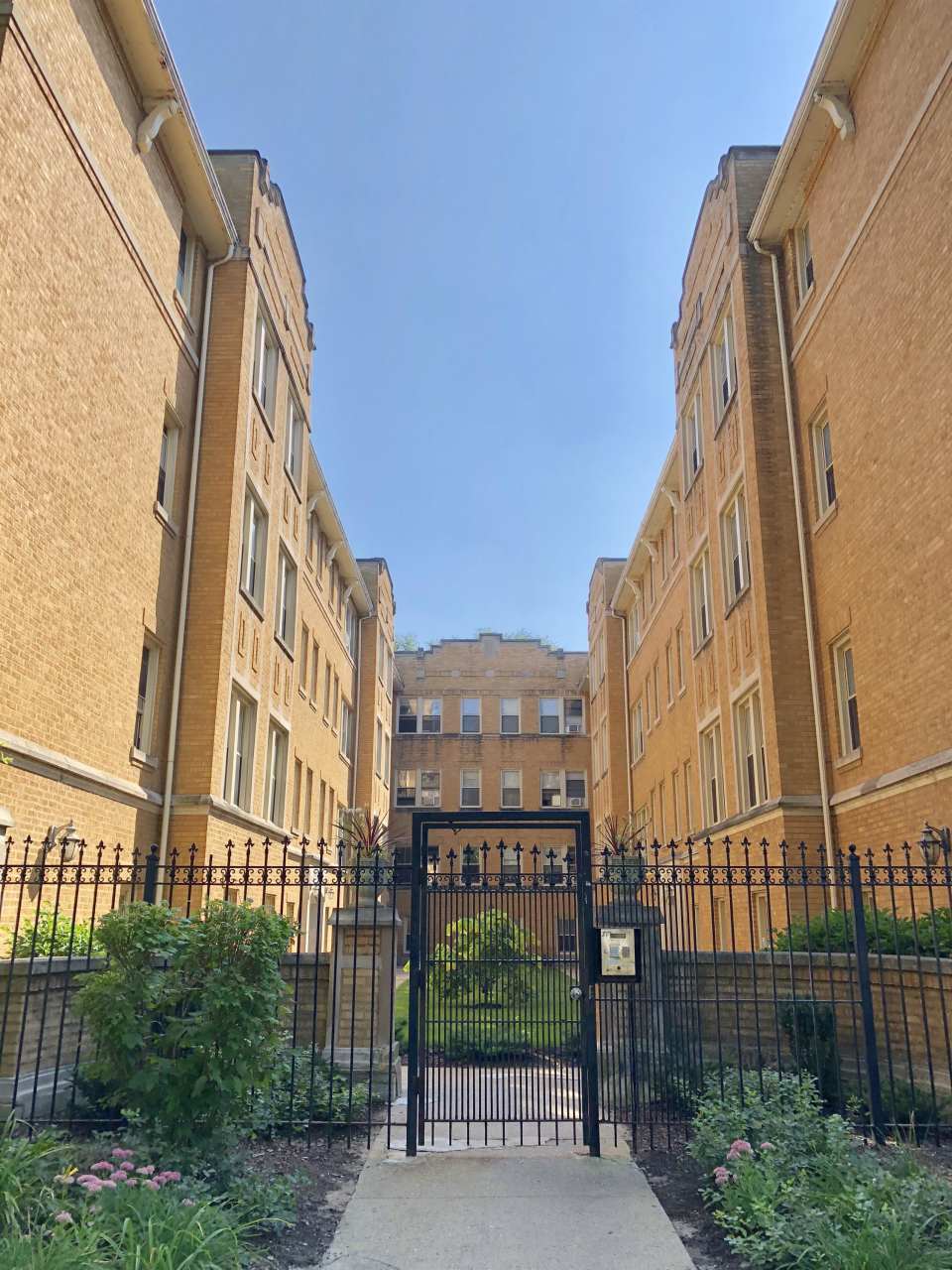 1359 W. Greenleaf #2D