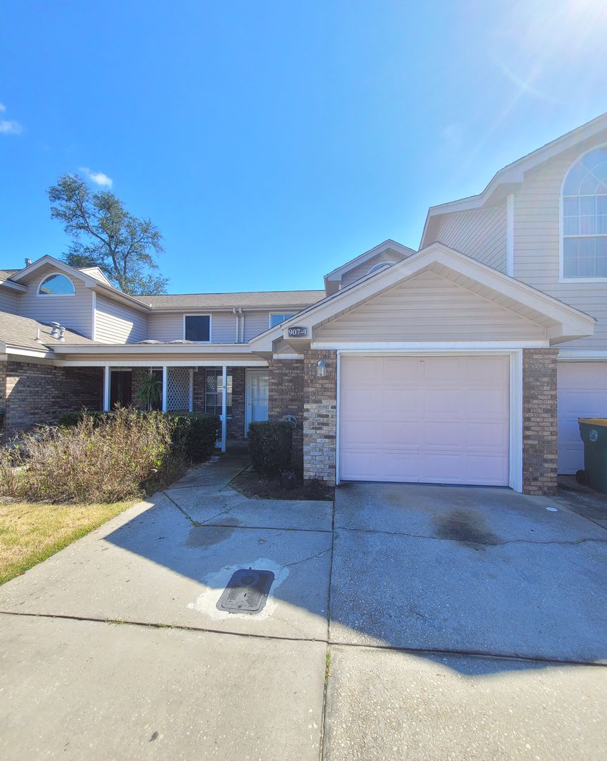 907 Piedmont Place Unit 4 Fort Walton Beach, FL 32547 MOVE IN SPECIAL!! Waived $350 Cleaning Fee!!!!!