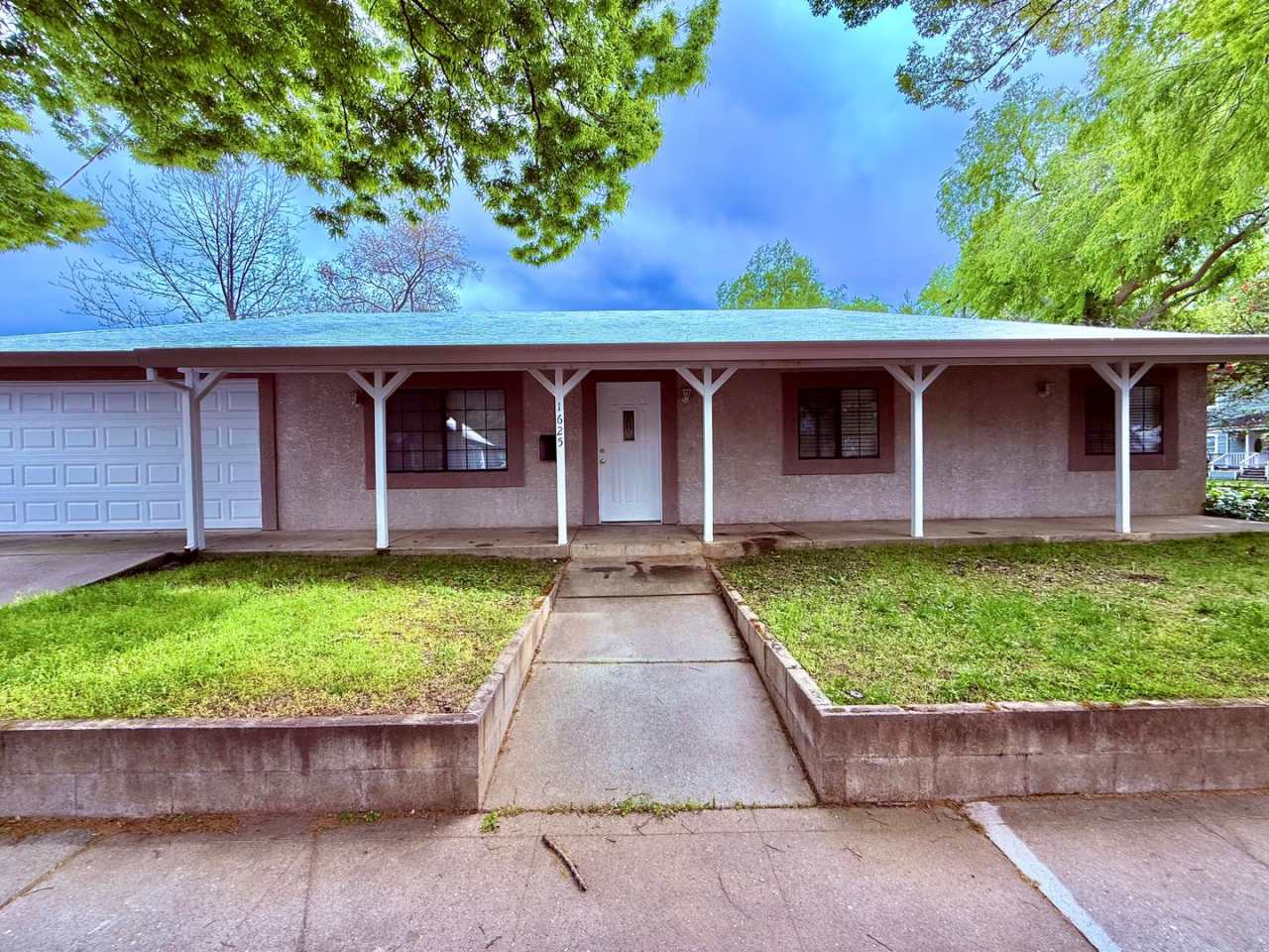 COMING SOON! Experience Downtown Oroville Living in this Spacious Corner Lot Home!