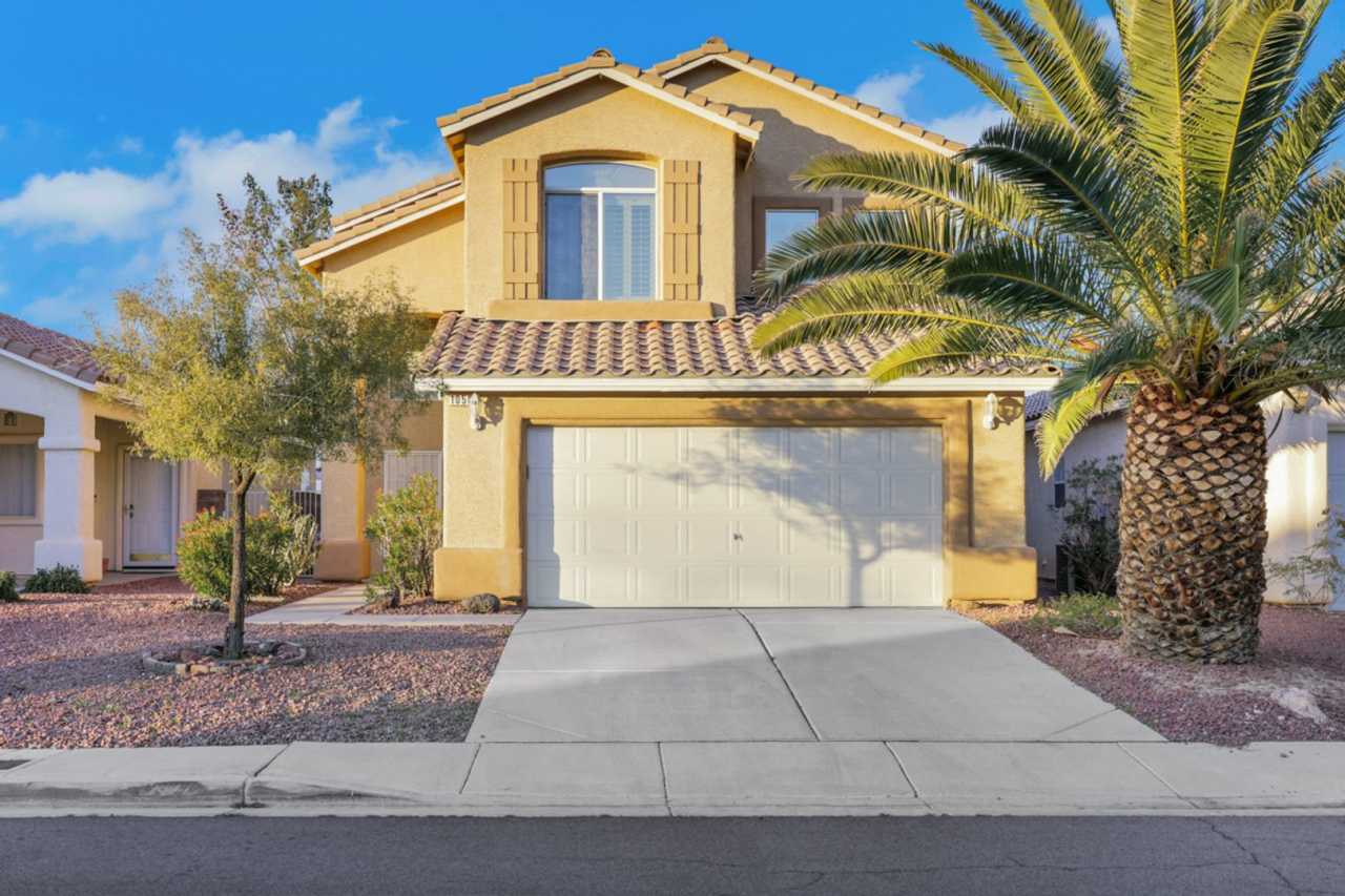 Beautiful 4 bedroom, 3 bath home in Countryside by Desert Bloom Park!