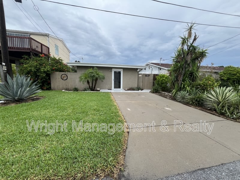 14982 Edgewater Circle