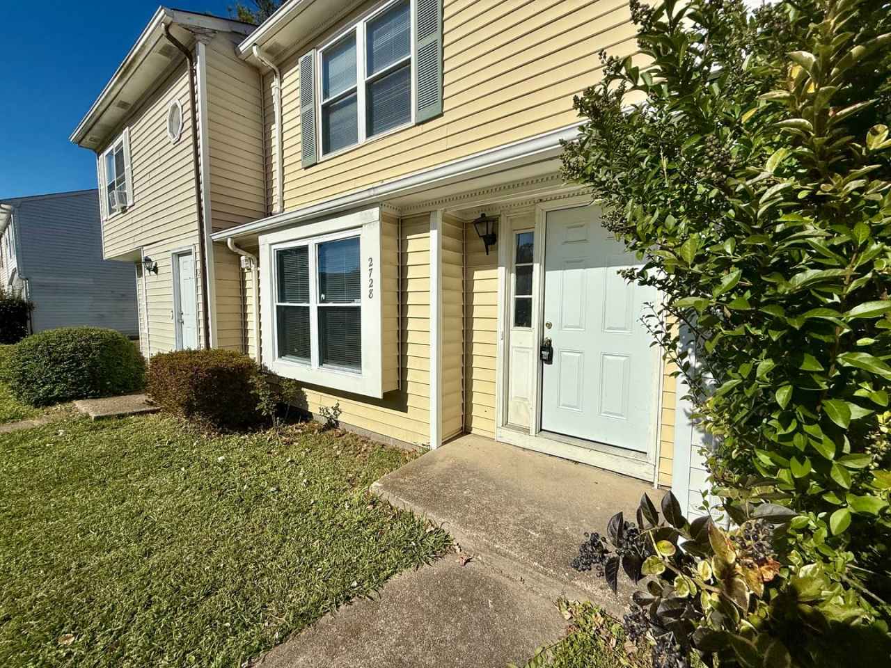 *** RENT READY!! Newly remodeled townhome! ALL Laminate.