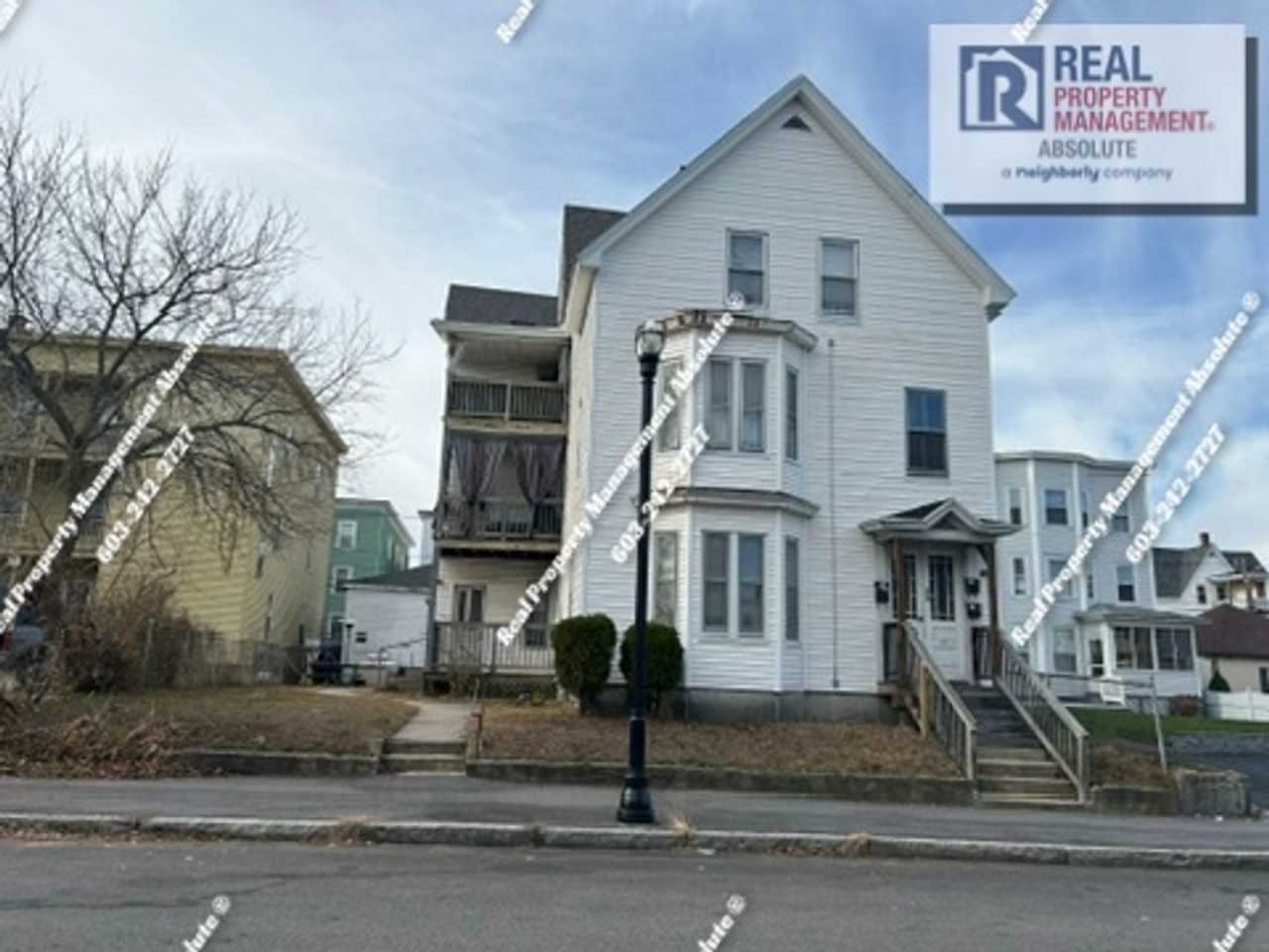 Large First-Floor 3BR Near Downtown Manchester