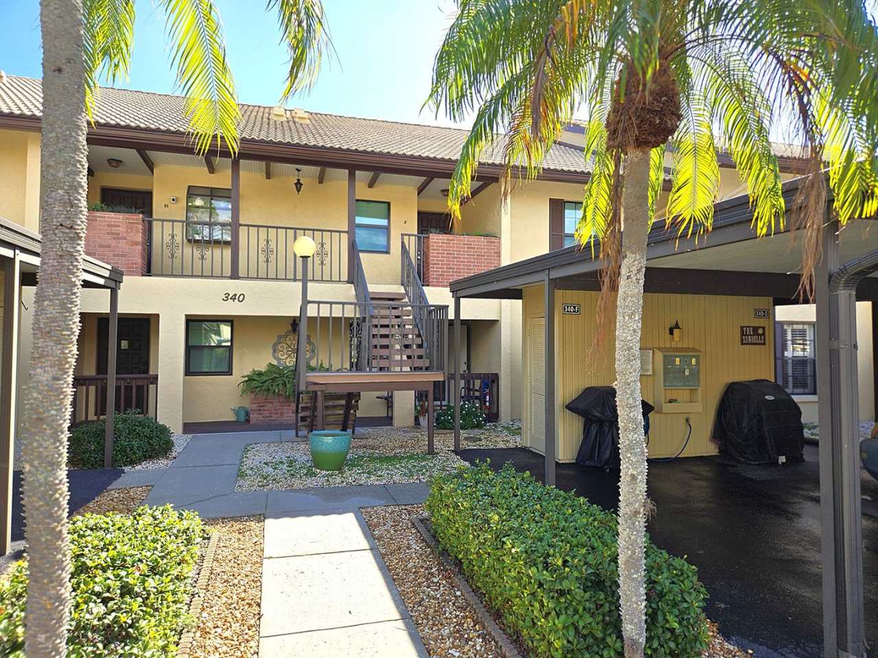 Seasonal Short-Term 2 Bedroom 2 Bathroom Second Floor Condo in Mission Lakes!