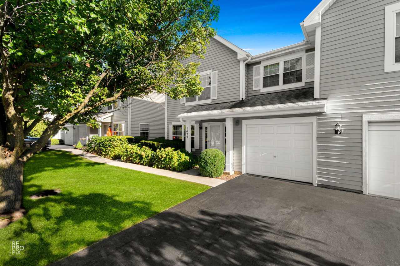 Gorgeous 2 Bedroom Townhome located in Mundelein!