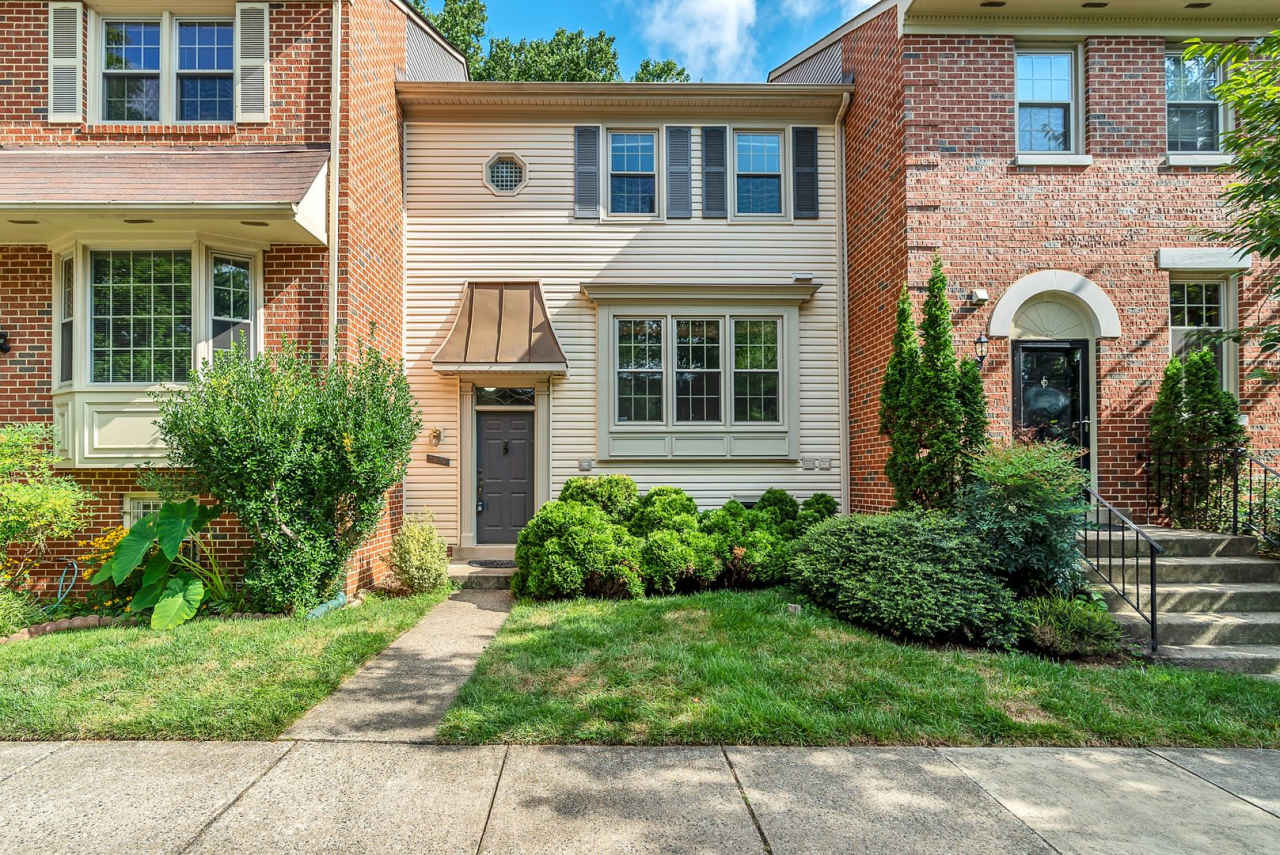 Very Charming 3 Bedroom And 2.5 Bathroom Townhouse With Private Deck In Country Creek