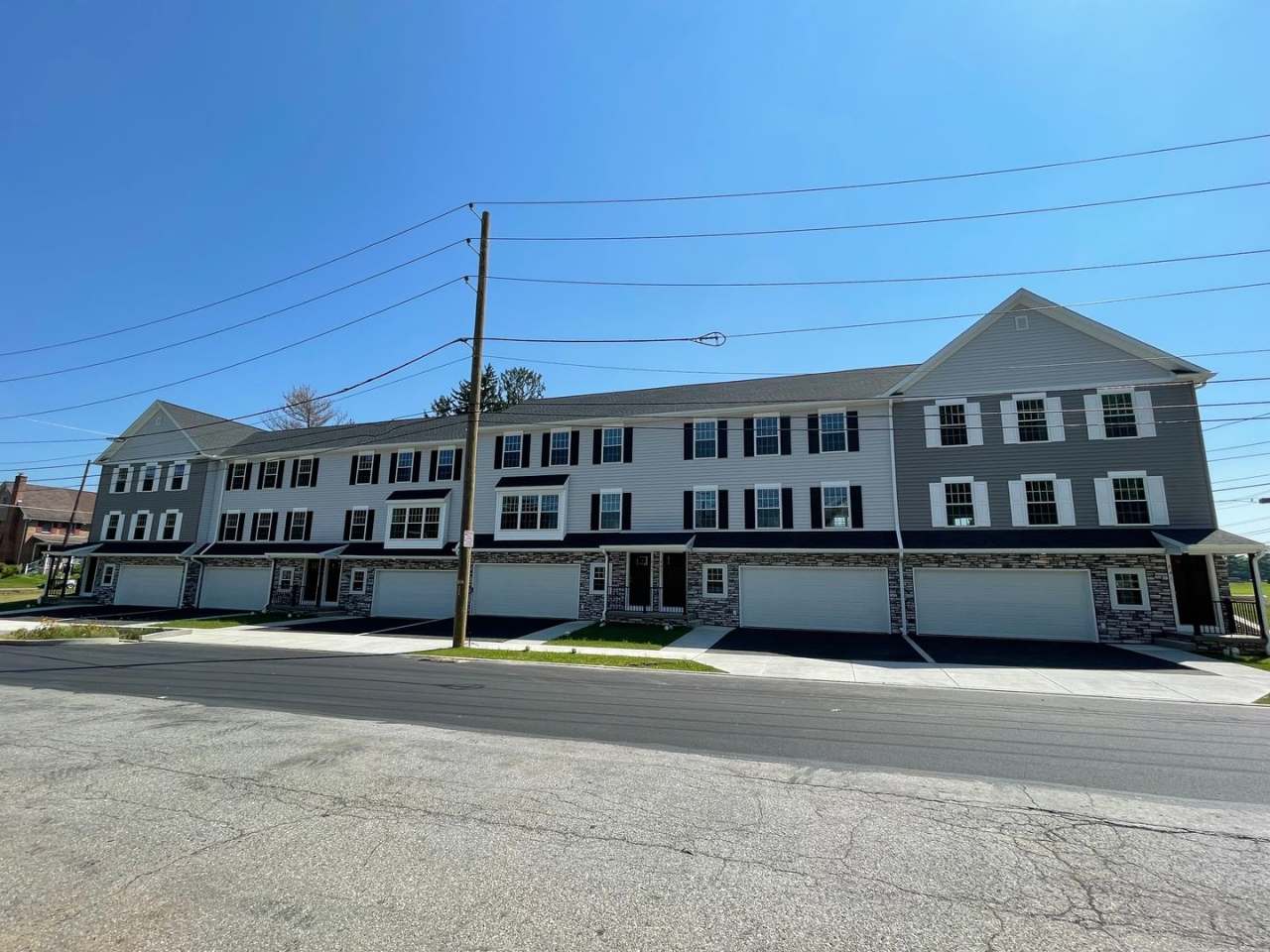 3 Bedroom 2.5 bathroom Available in Lancaster! *For a Limited Time- $200 Off Your First Month of Rent!