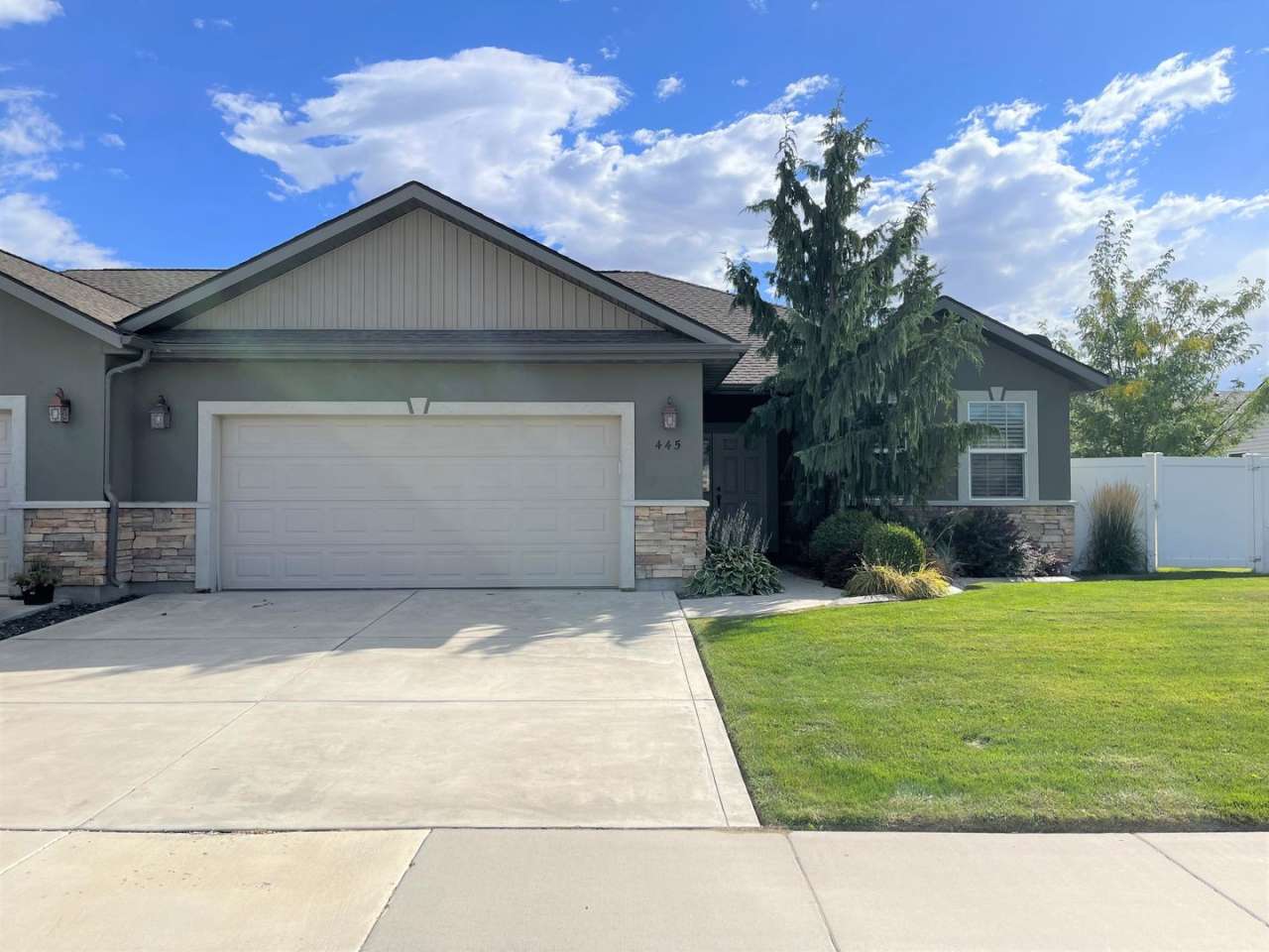 Beautiful 3 Bedroom 2 Bath Duplex.