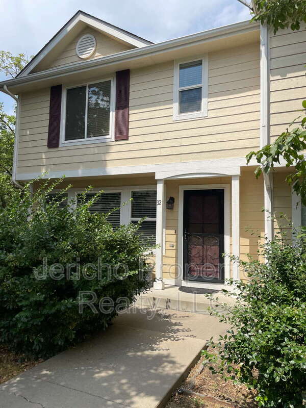 32 North Harlan Street