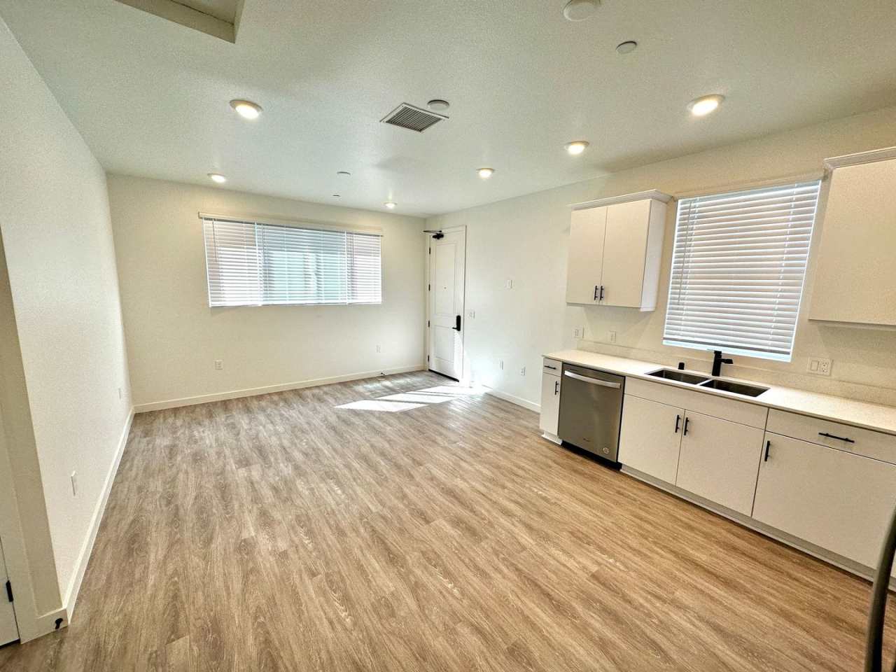 FIRST MONTH FREE! 2 Bedroom / 2 Bathroom on 2nd Floor in Mountain View!