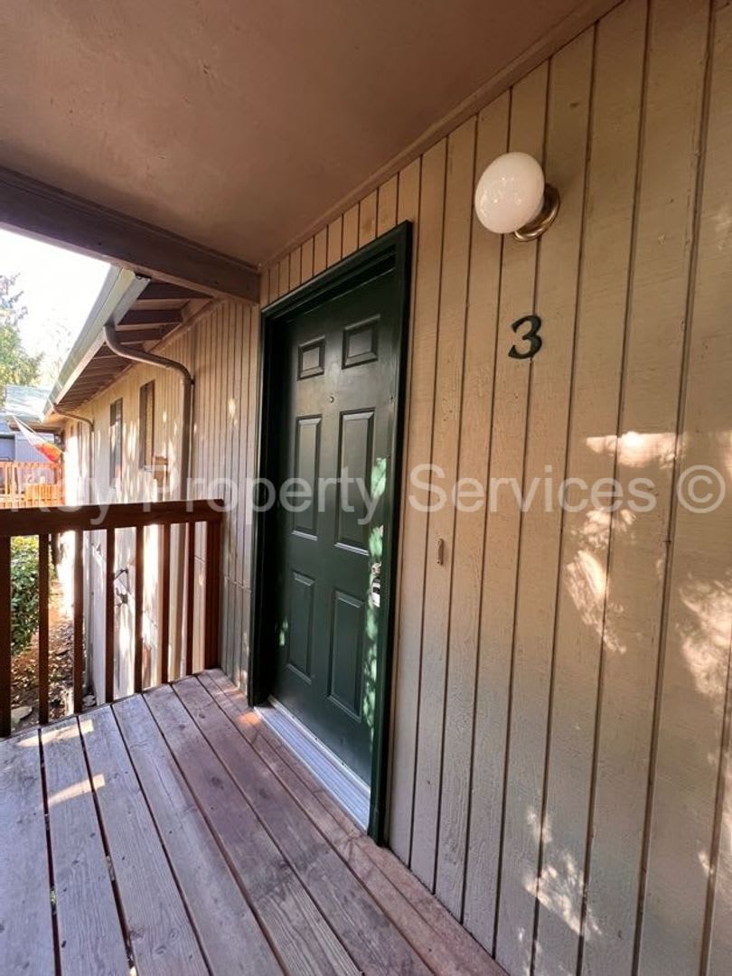 MOVE IN SPECIAL! HALF OFF! Updated Condo in Hazel Dell