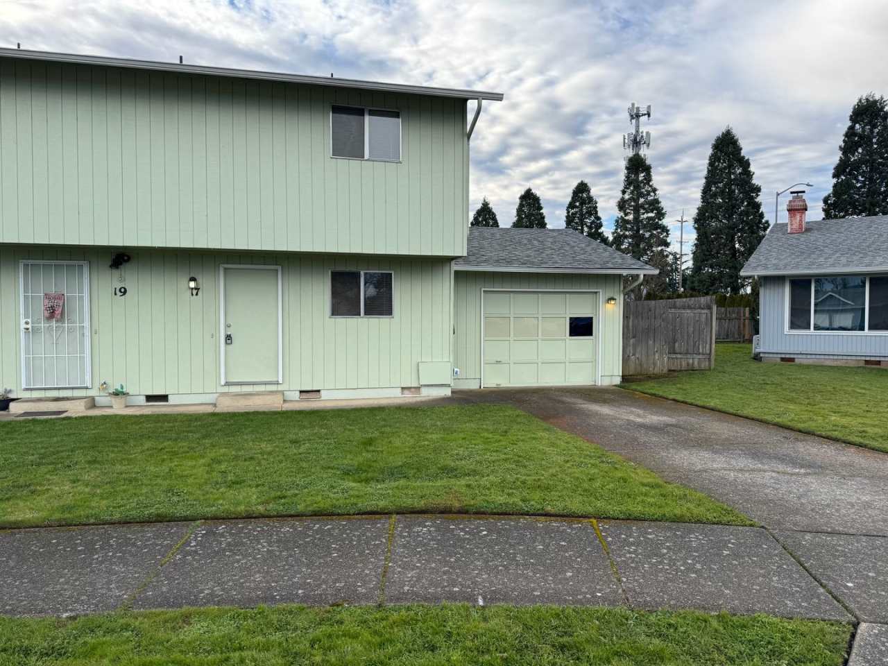 Updated 2 bedroom 1 1/2 bath duplex in Springfield!