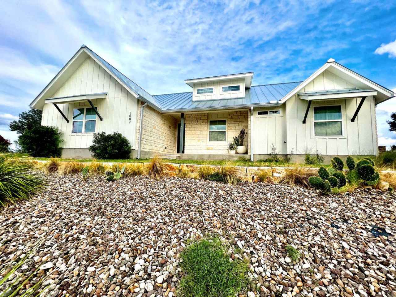 3/2 For Lease in The Summit.