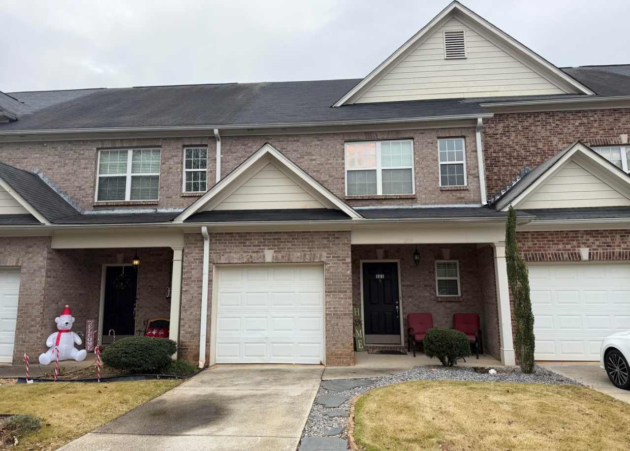 Wow! Check out this charming 3 bedroom 2.5 bathroom townhome in Newnan!