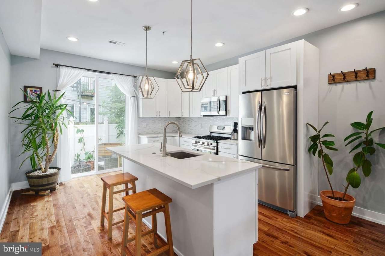 3006 W THOMPSON STREET