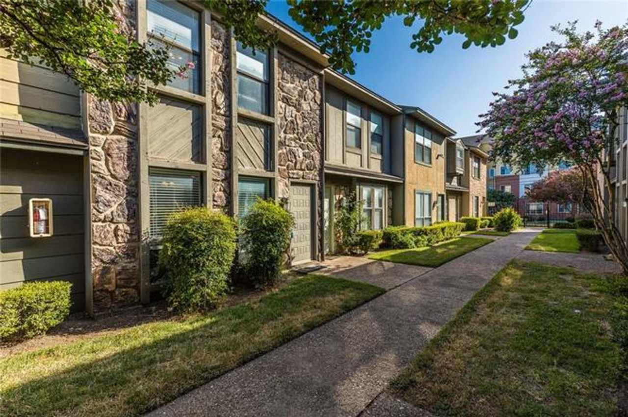 2 Bd / 2 Ba Townhome Minutes Away From Campus  Downtown!