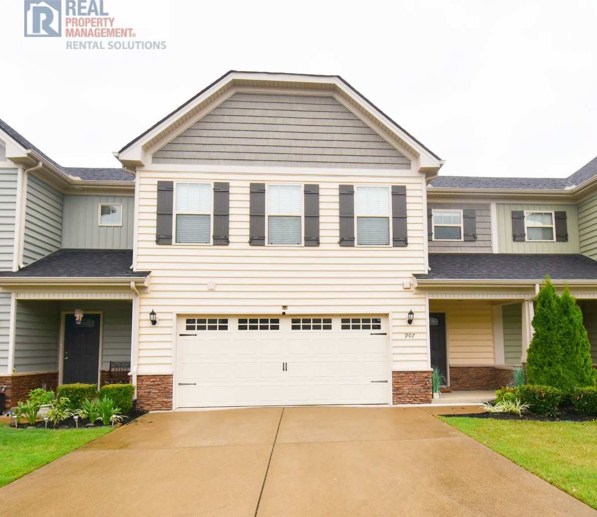 Gorgeous townhome w/2 car garage, triple Blackman schools, neighborhood pool!