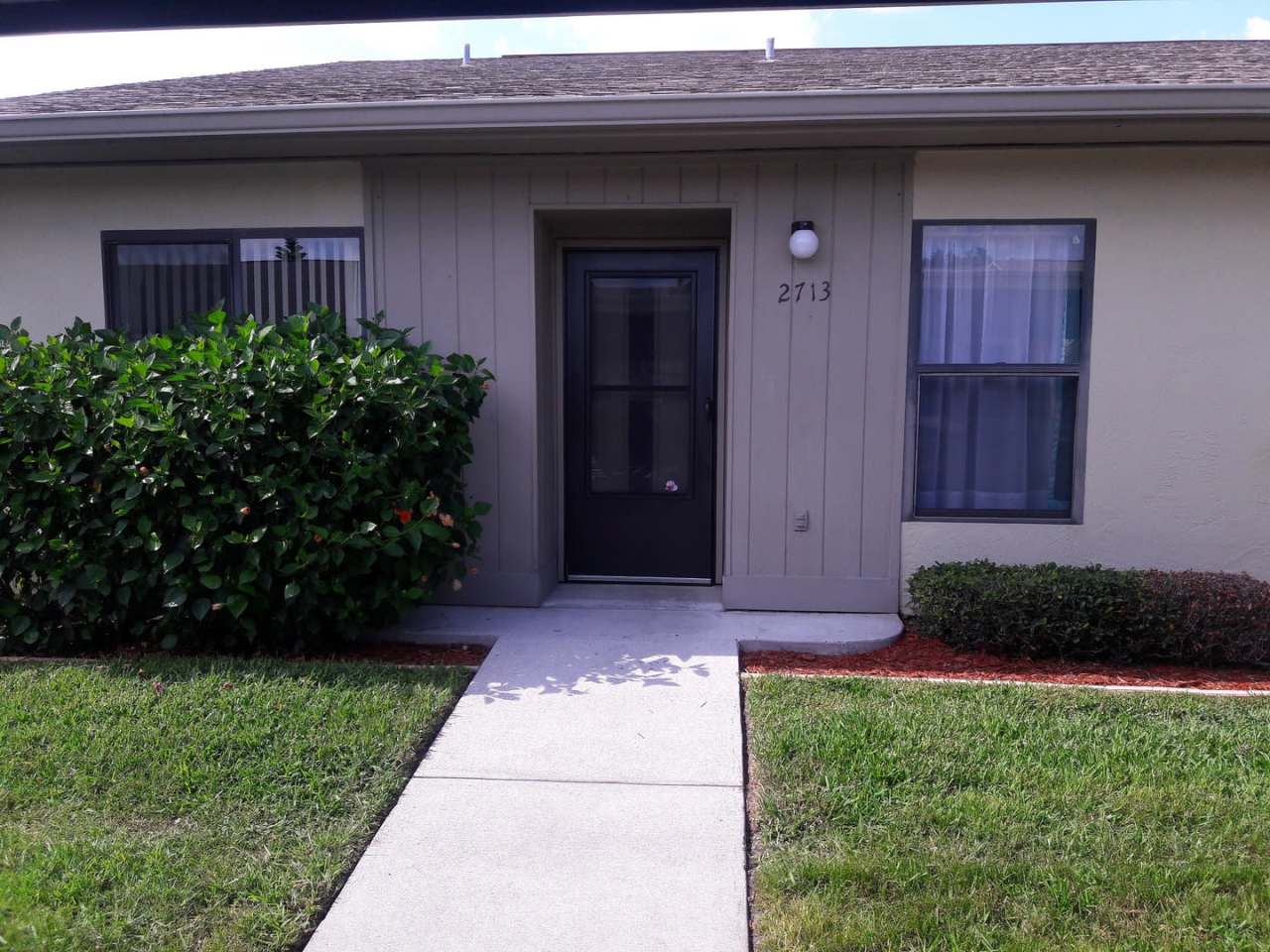 Short term, turnkey furnished, 2 bedroom, 2 bathroom condo in convenient Bradenton location.