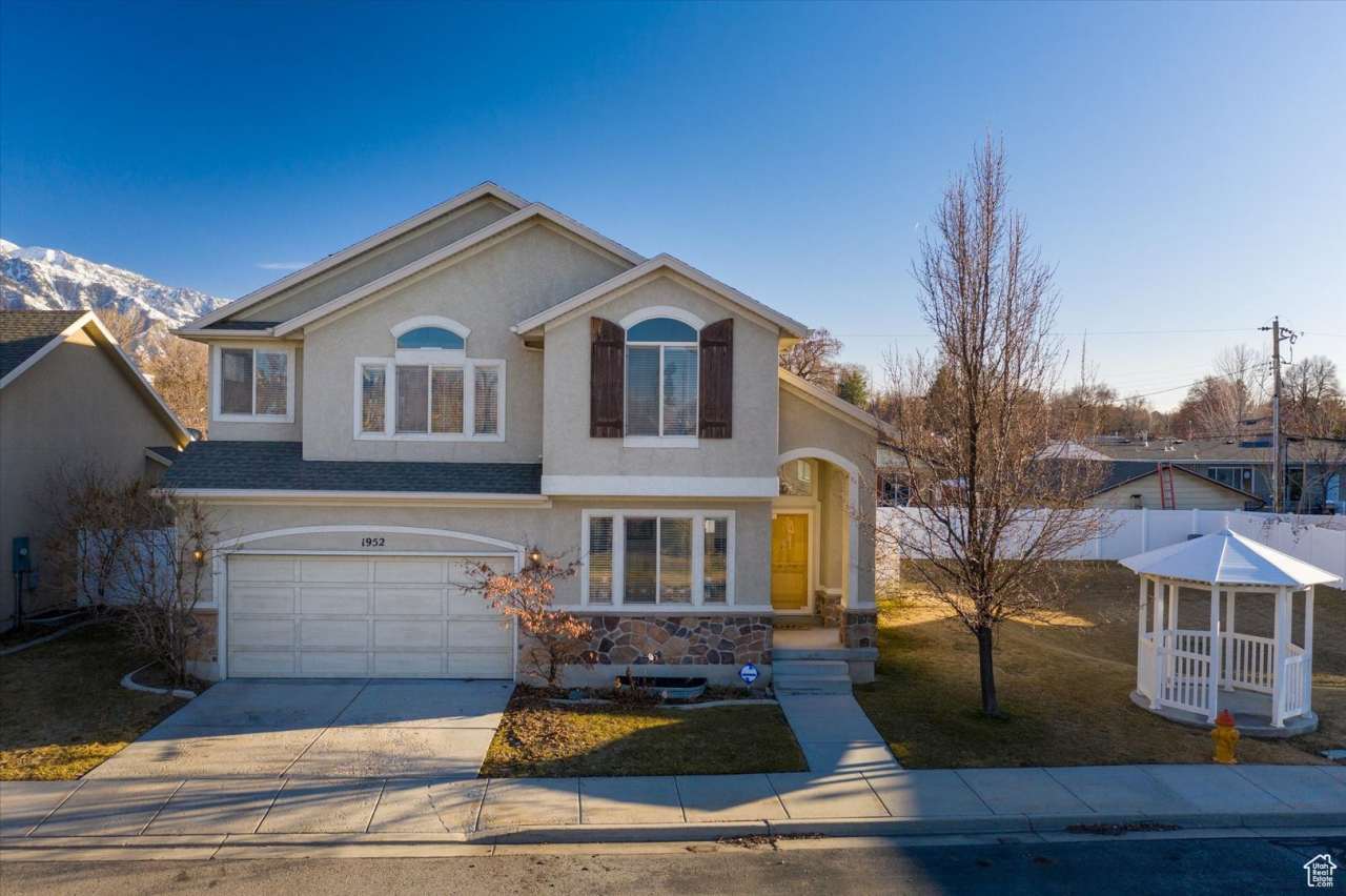Amazing Cottonwood Heights 4bd/3ba home! Gated community off of Foothill!!