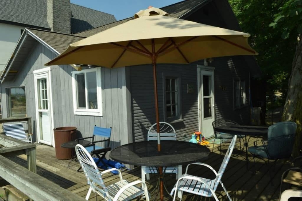 5537 Lakeshore Drive