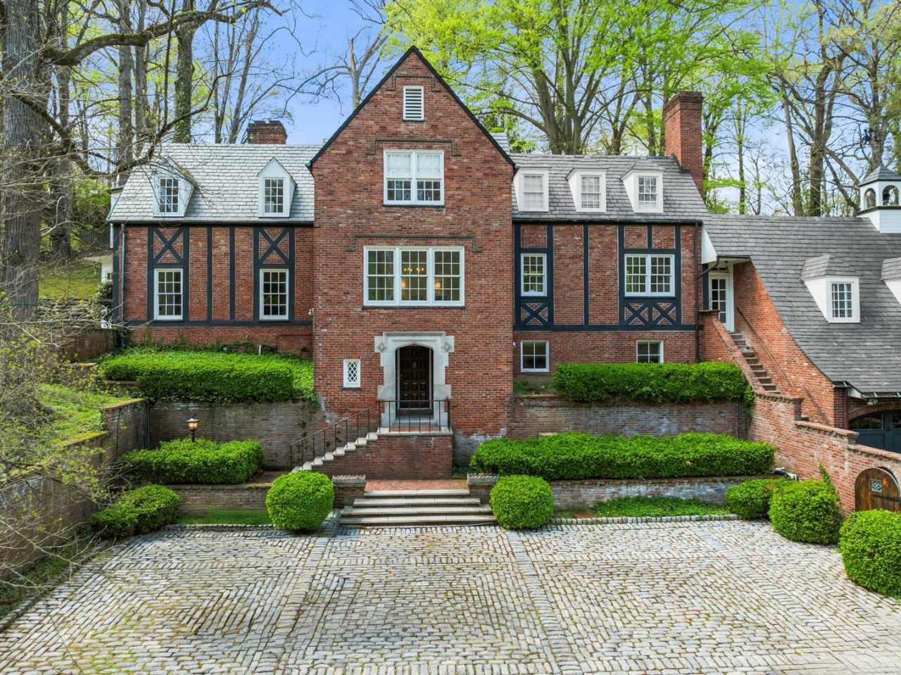 FULLY FURNISHED HOME LOCATED IN GLENVIEW