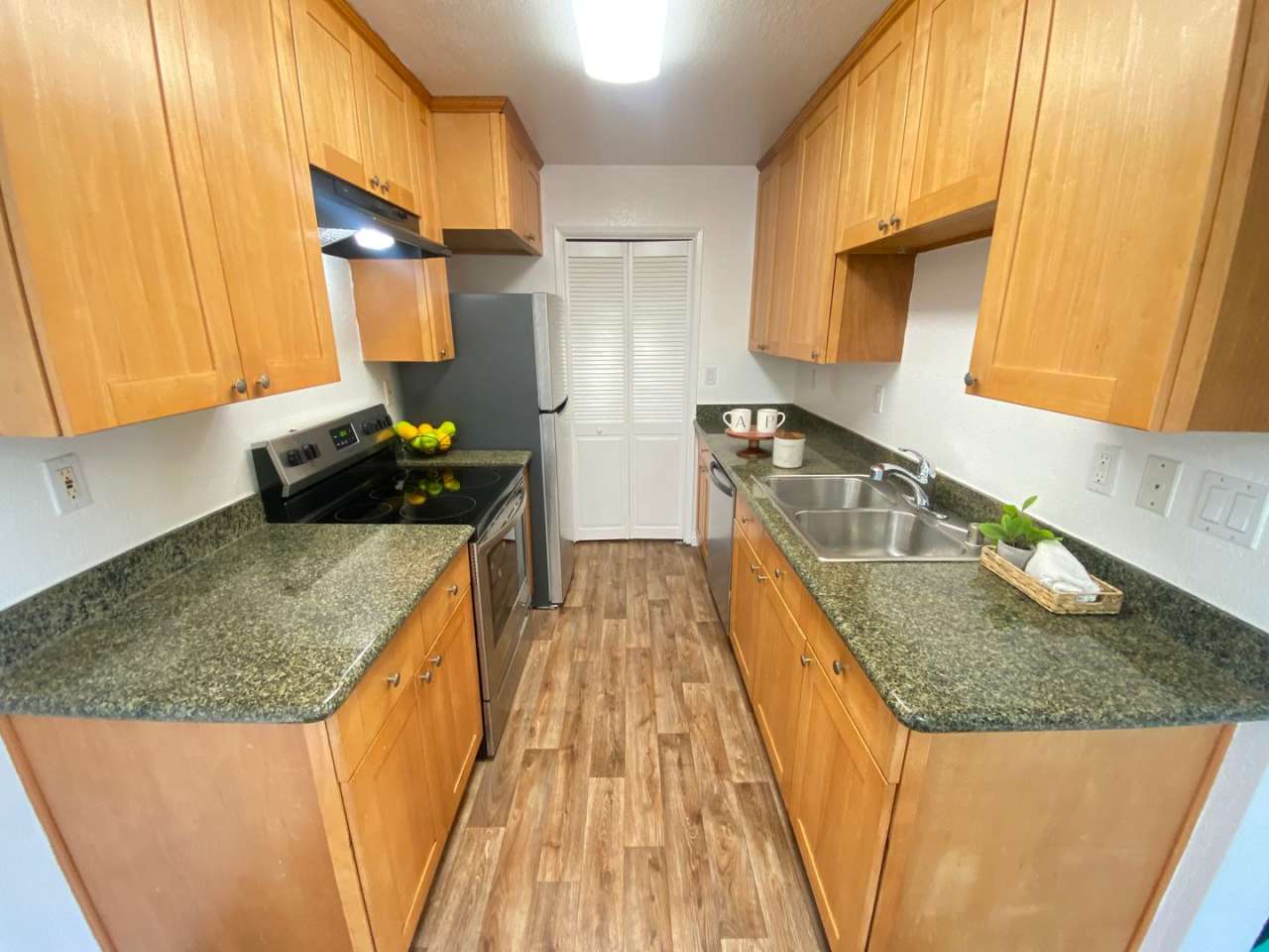 Advent - Top Floor Large, Bright  Spacious Two Bedroom Condo W/ Parking  Laundry!