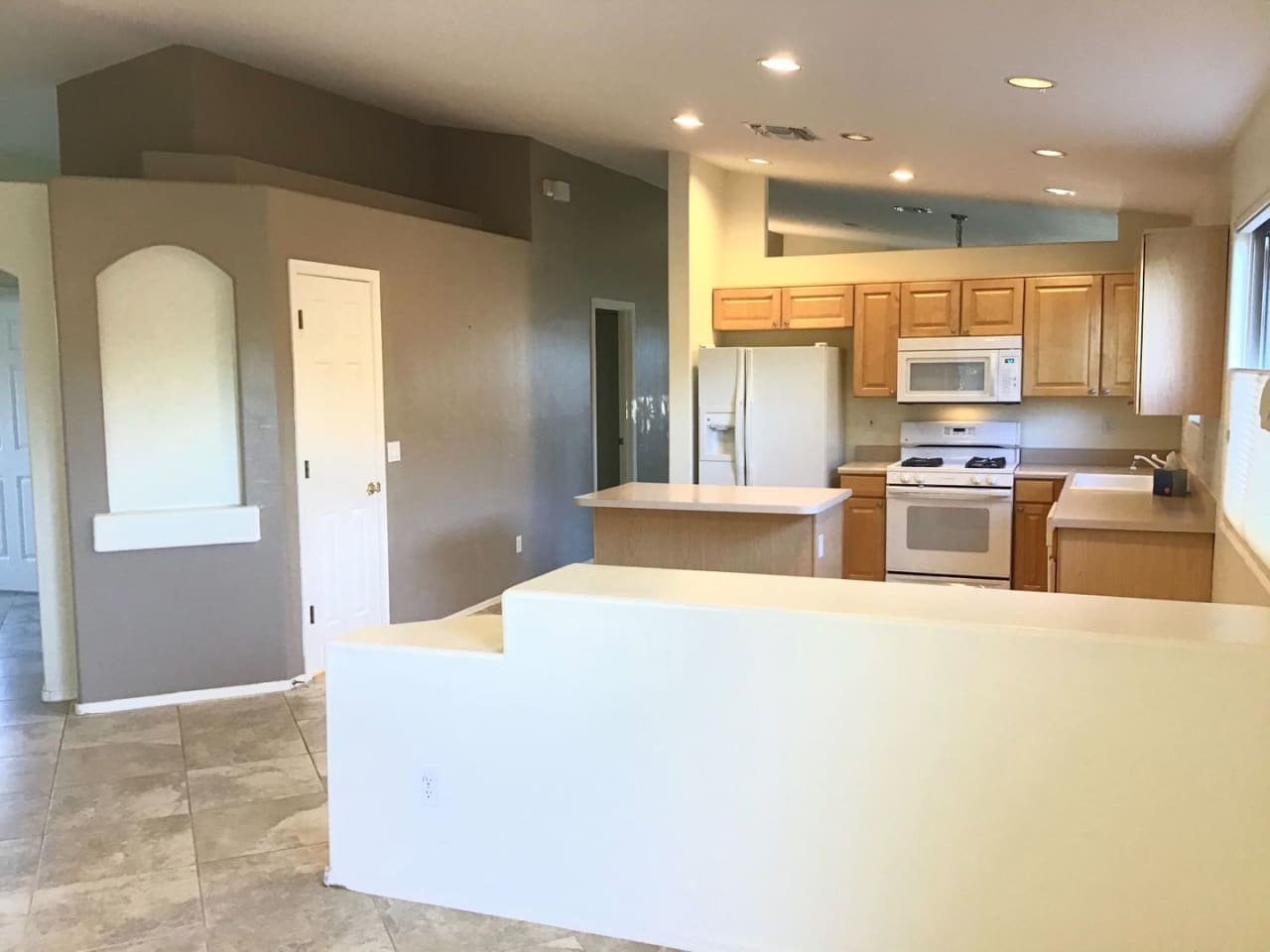 3Bd/2ba Nice, clean in Rancho Vistoso, 3 Car Garage, Oro Valley