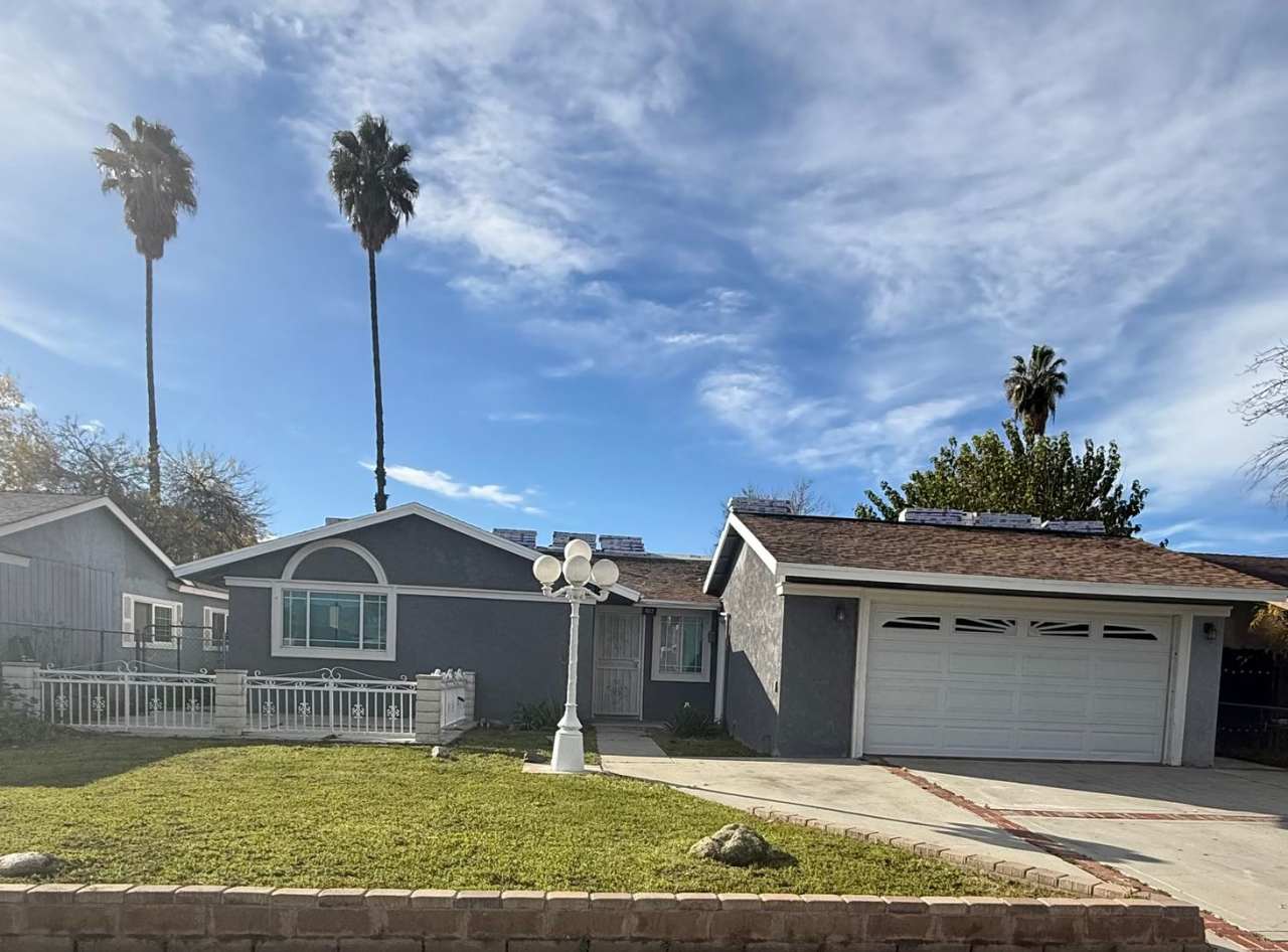 Three Bedroom Two Bathroom Home in Hemet!