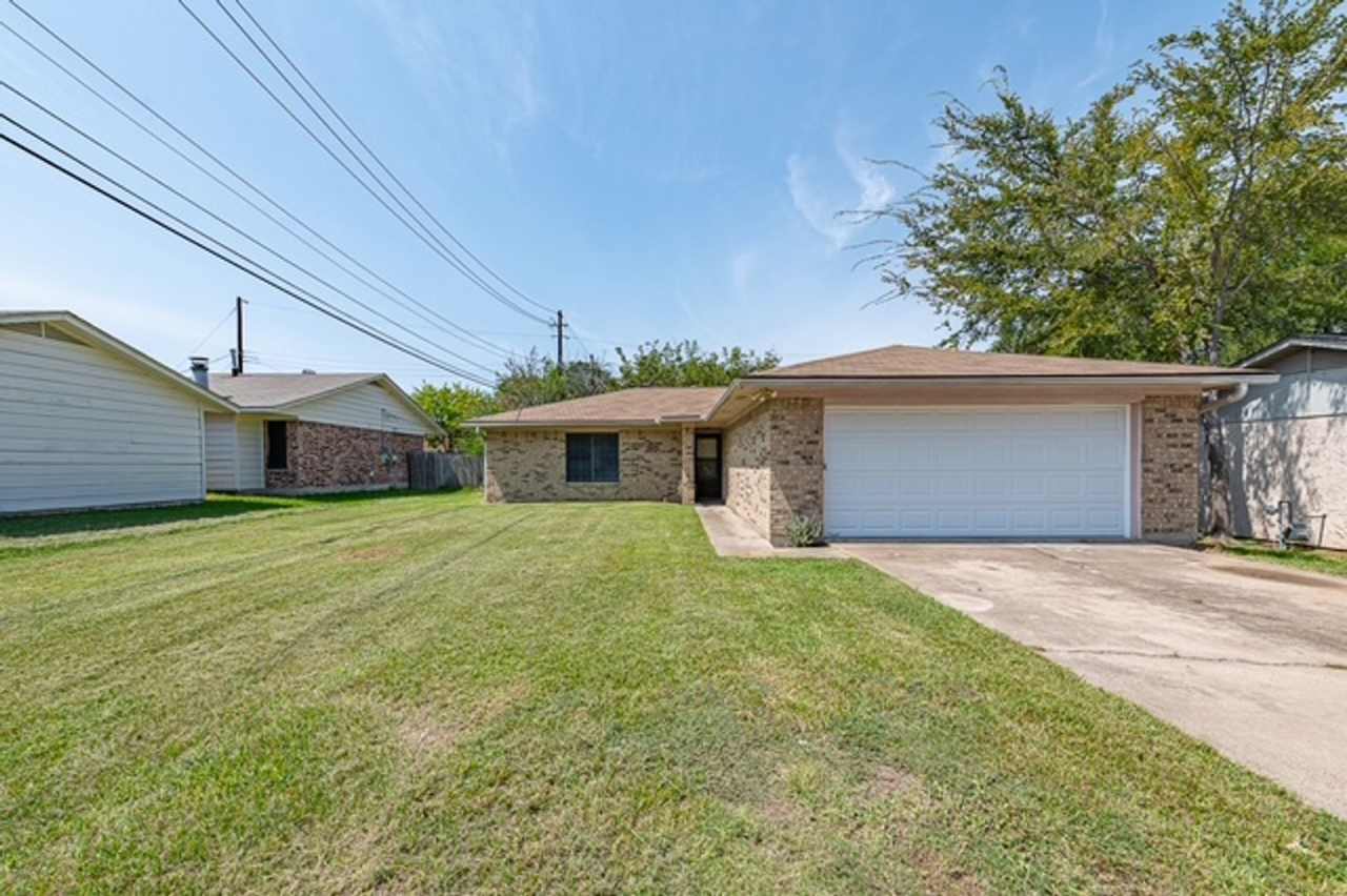 Bryan, 3 Bedroom 2 Bath Home!!! Covered back patio and a large, fenced back yard