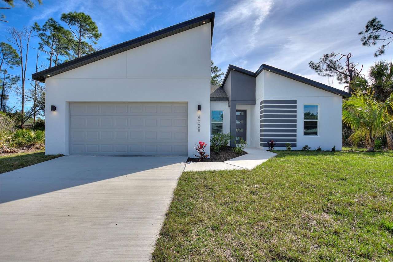 ONE MONTH FREE RENT! Modern, energy efficient home with ALL of the upgrades! North Port, FL