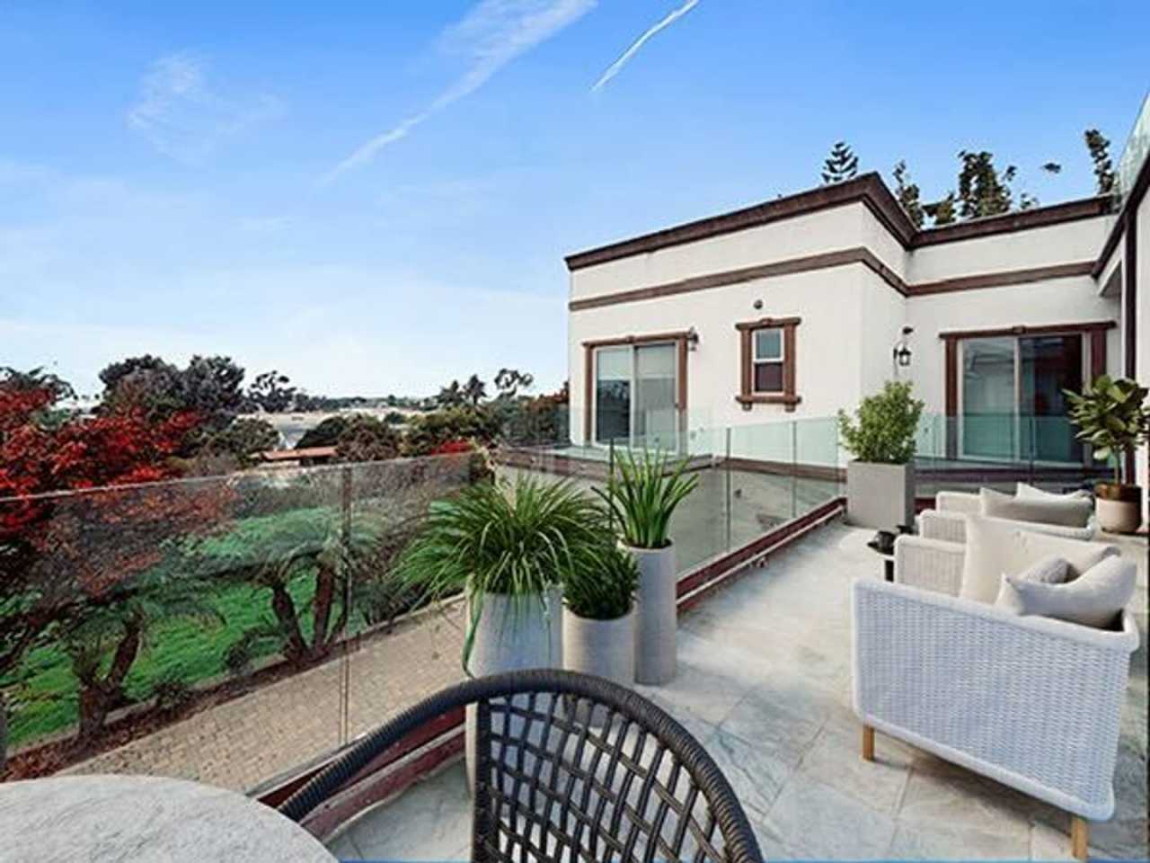 Spacious 6 Bed in Carlsbad with Ocean Views and Roof Top deck, 1 mile to the Beach!!
