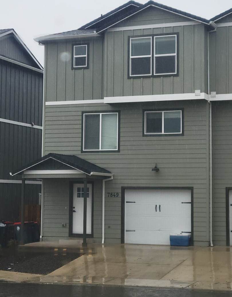 3 Bedroom, 2.5 Bath Unit in Single Family Residence, White City