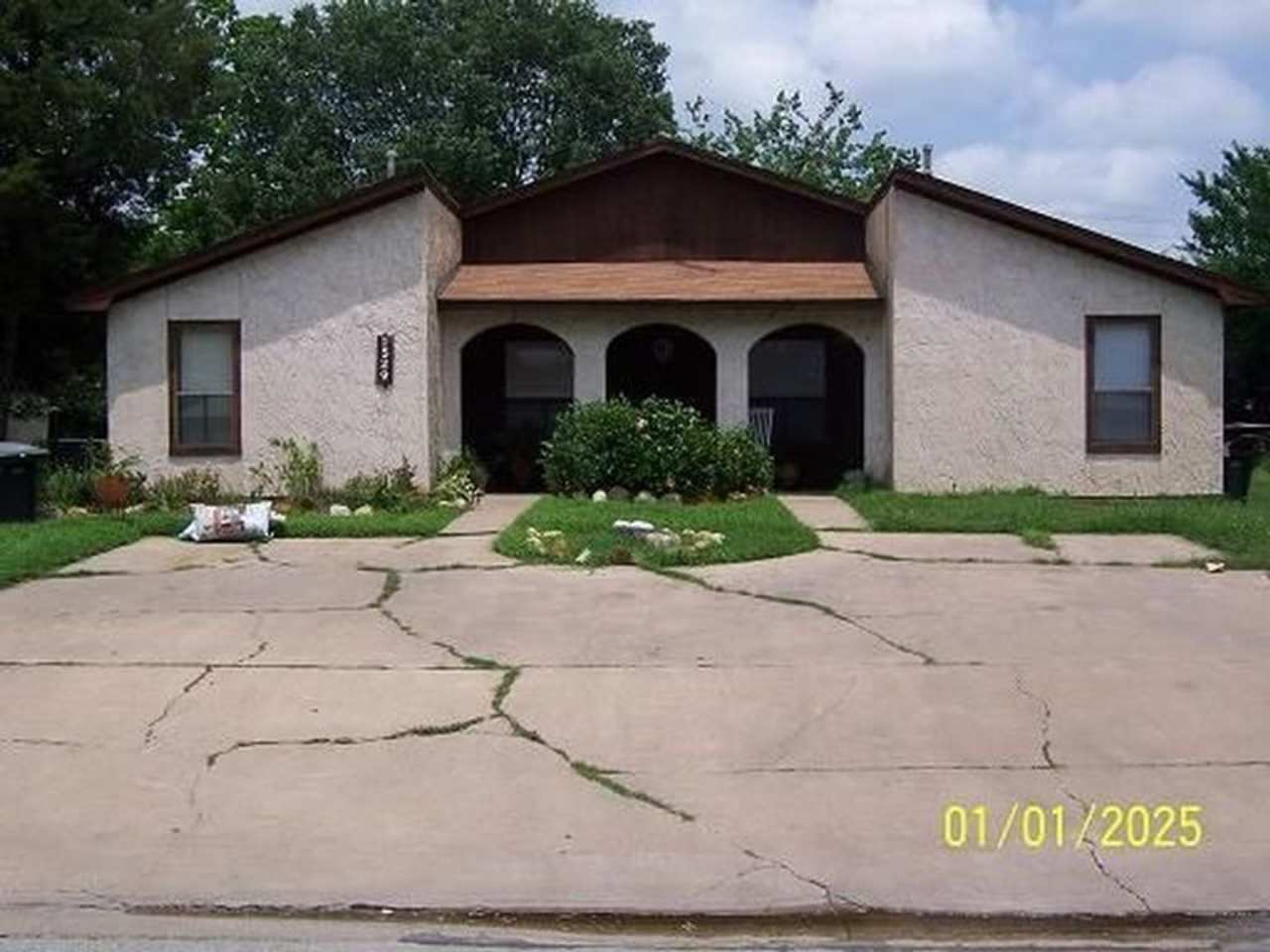 College Station - 2 bedroom / 1 bath duplex / fenced in back yard