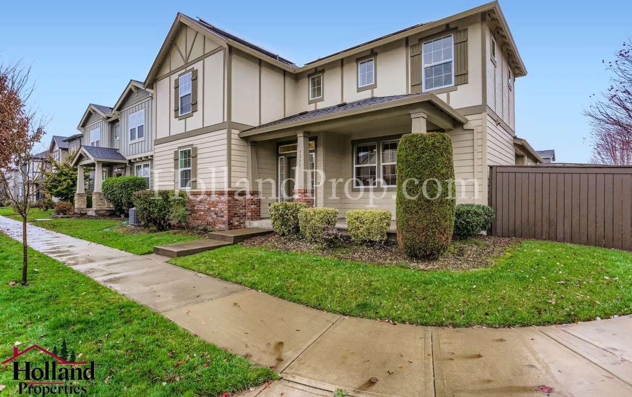 ☀️ Bright  Modern 3 Bedroom Home with Solar Energy Benefits!