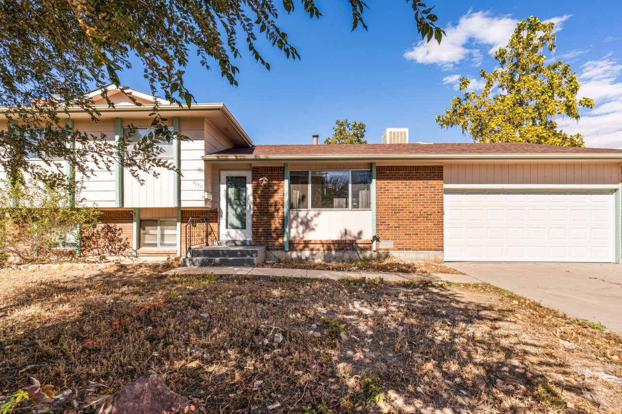 Tri-level Home with Spacious Backyard near Pronghorn Park