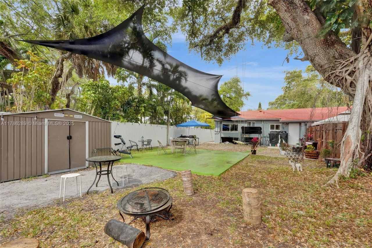 1548-1550 NE 131st Ln