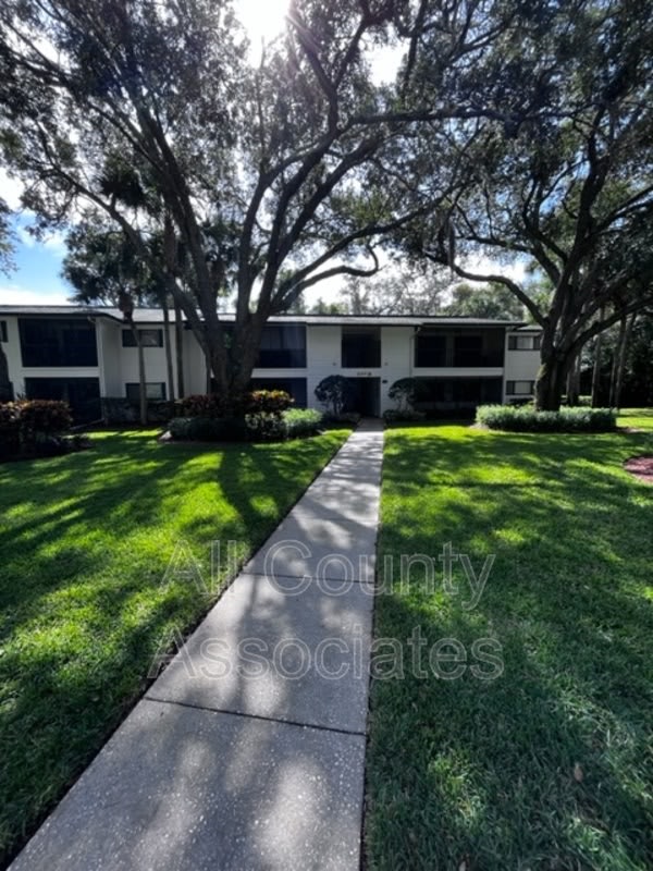 3277 Fox Chase Cir N