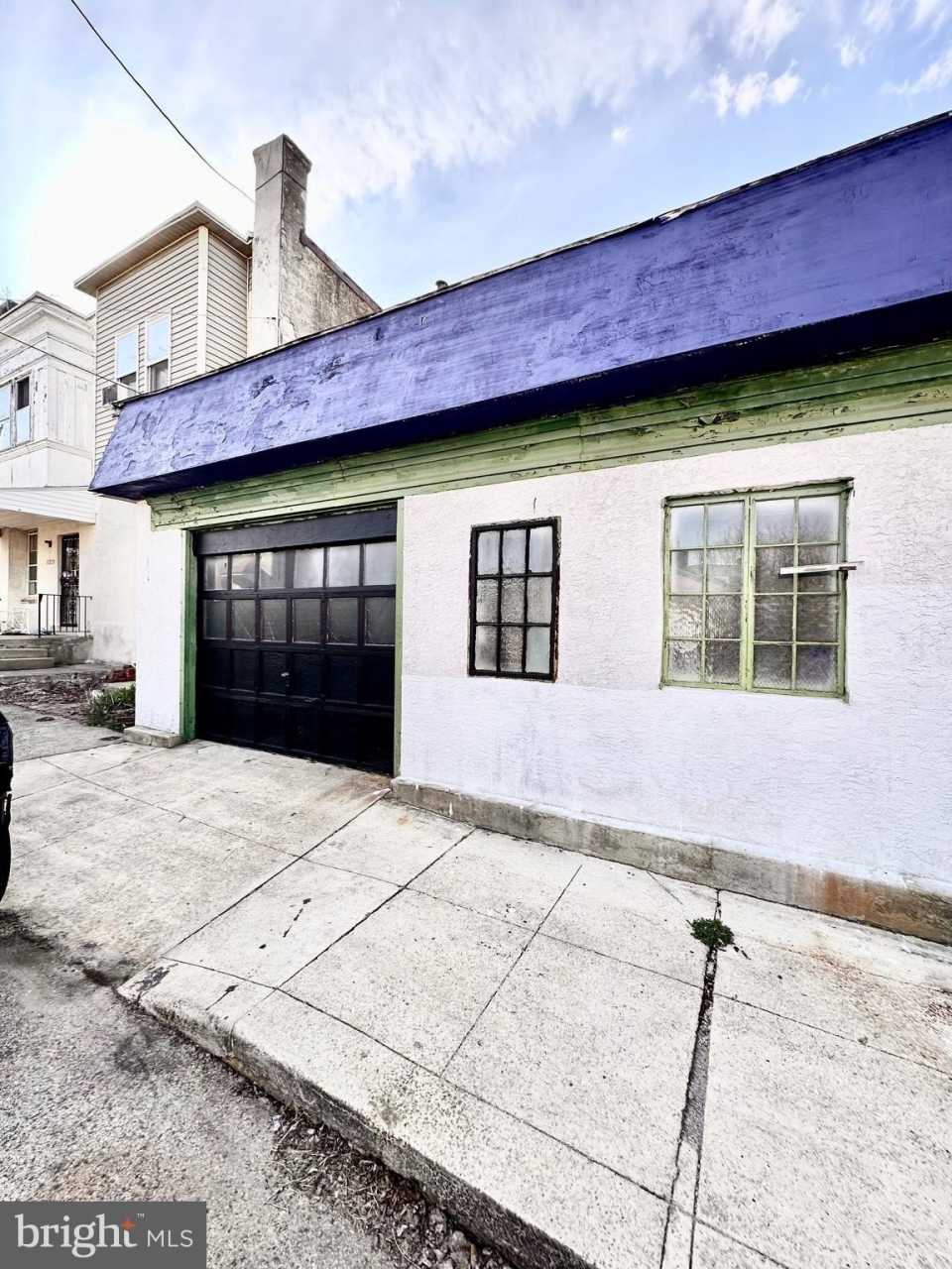 237 E SPRINGER Street unit: Garage