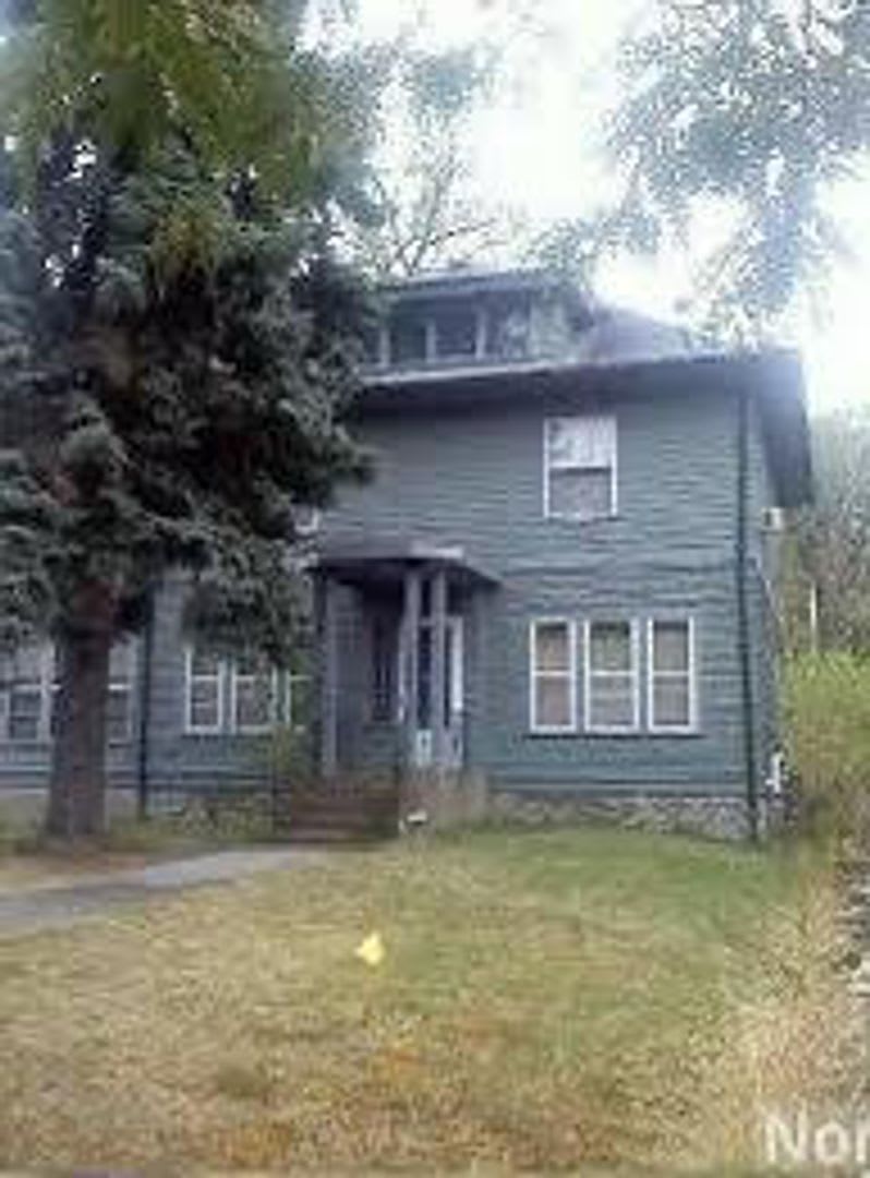 SEPTEMBER 1st 2025 MOVE IN- UST RENTAL- Huge 5 Bedroom with Deck and Garage! Large Bedrooms!