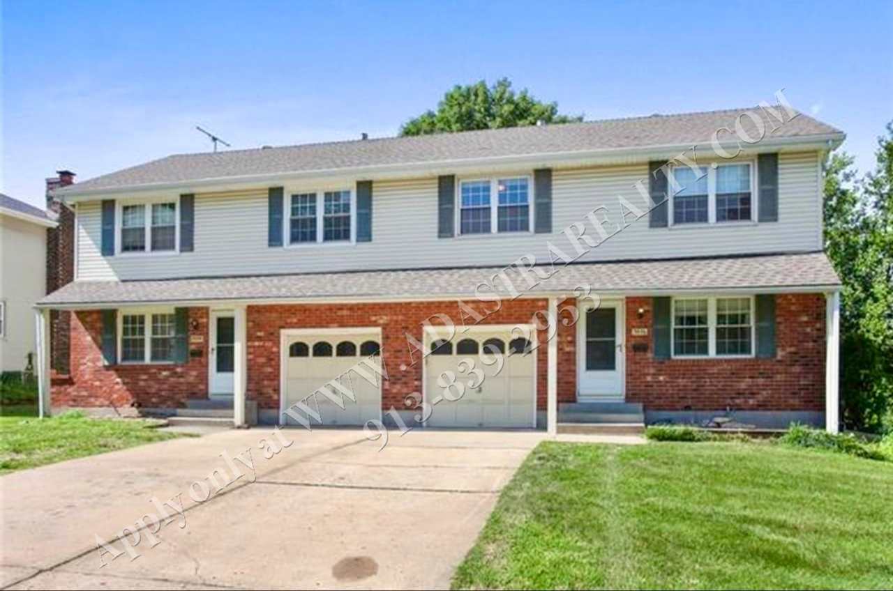 Updated 3Bed/2.5 Bath Duplex in Gladstone-Available NOW!!