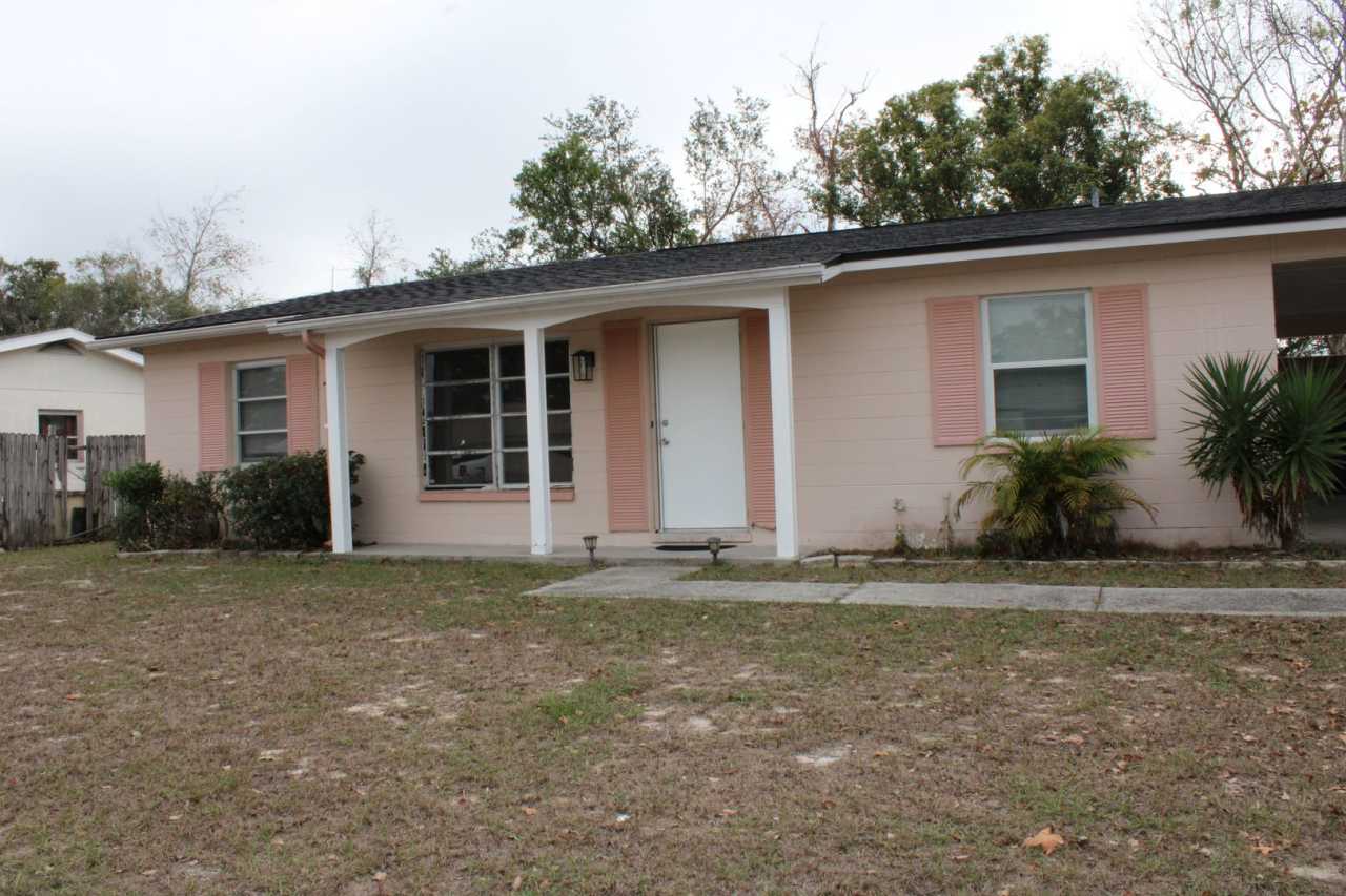 A charming 2-bedroom, 2-bathroom home located in the vibrant community of Spring Hill