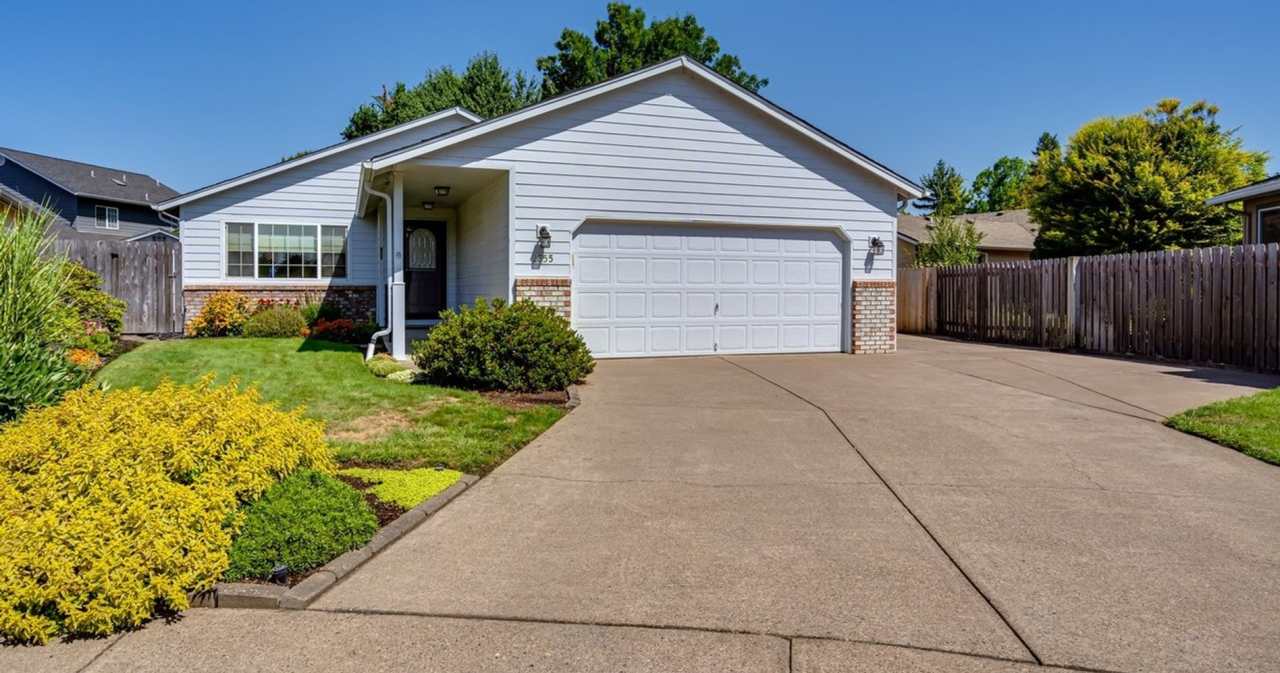 Large 4 Bed/ 2 Full Bath Home in the Gilham Neighborhood Area! In Cul-de-sac !