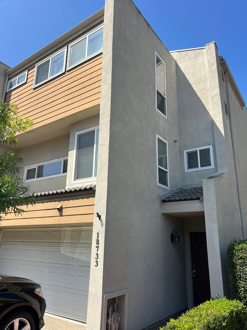 Tri-Level 2bed 2.5 bath Huntington Beach Condo